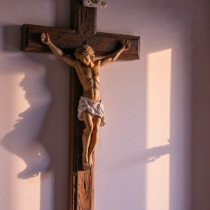 Kříž nástěnný vyřezávaný