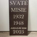Detailní pohled na pamětní ceduli – Písmena vyřezaná z březové překližky elegantně vystupují z tmavého podkladu z bukové překližky. Precizní ruční práce a kontrastní barvy zajišťují výbornou čitelnost.
