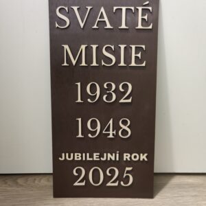 Detailní pohled na pamětní ceduli – Písmena vyřezaná z březové překližky elegantně vystupují z tmavého podkladu z bukové překližky. Precizní ruční práce a kontrastní barvy zajišťují výbornou čitelnost.