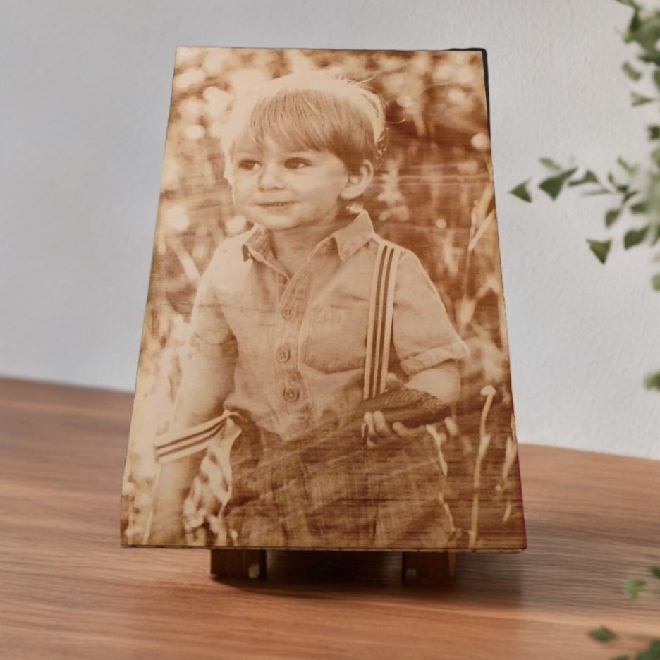Gravírovaná fotografie na míru - fotografie do dřeva - děti - malý kluk