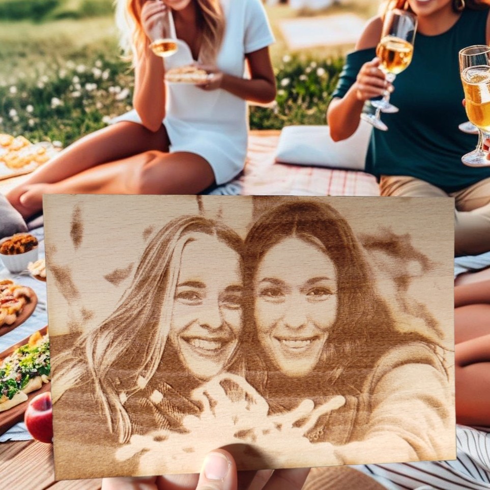 Gravírovaná fotografie na míru - fotografie do dřeva - ženy - pro kamarádky