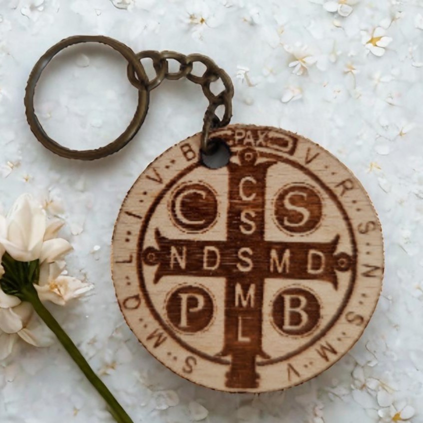 Dřevěný klíčenka - benediktinský znak