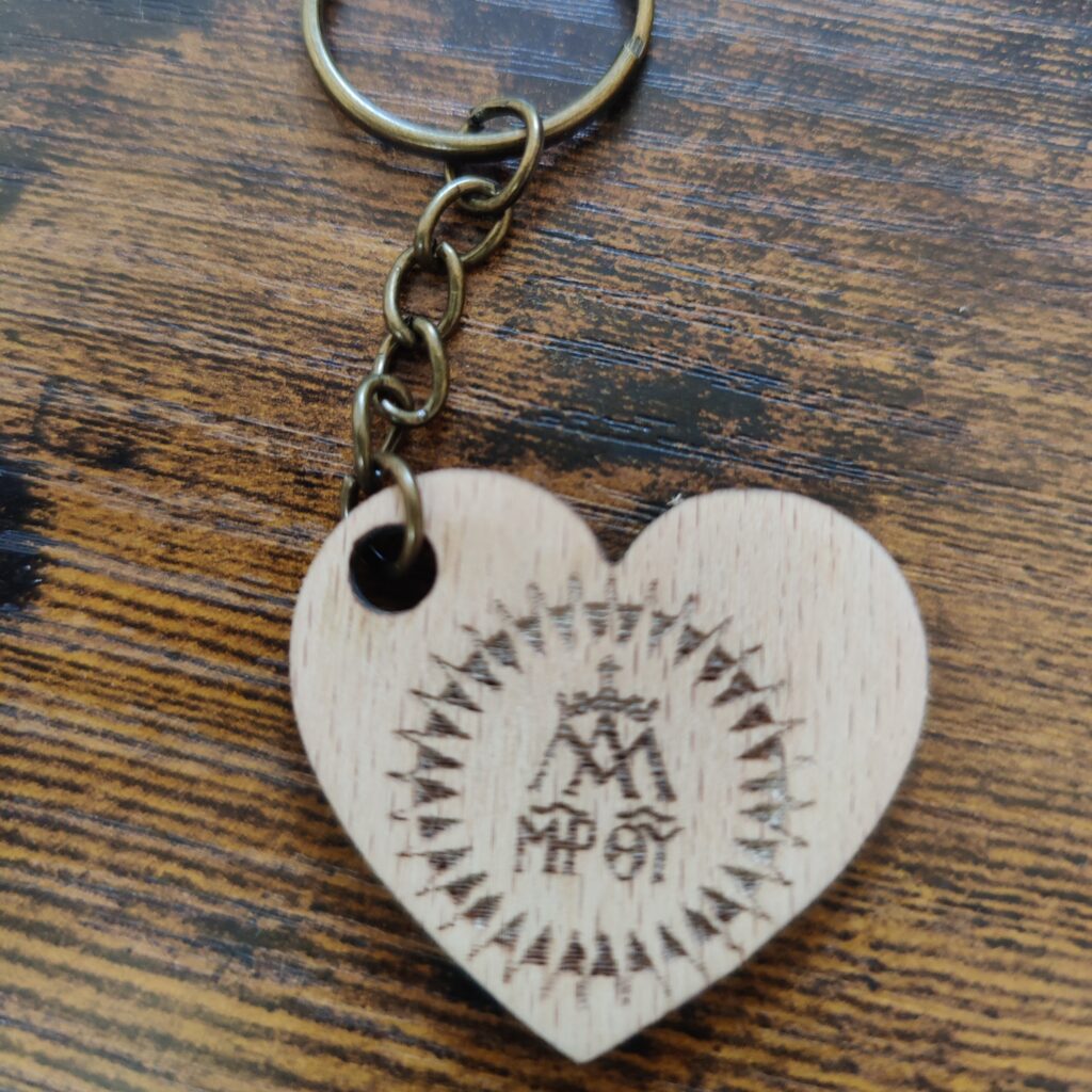 Gravírované klíčenky na míru - klíčenky s vlastním motivem - srdce - Piaristé
