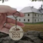 Dřevěná gravírovaná klíčenka s motivem Opatství Nový Dvůr