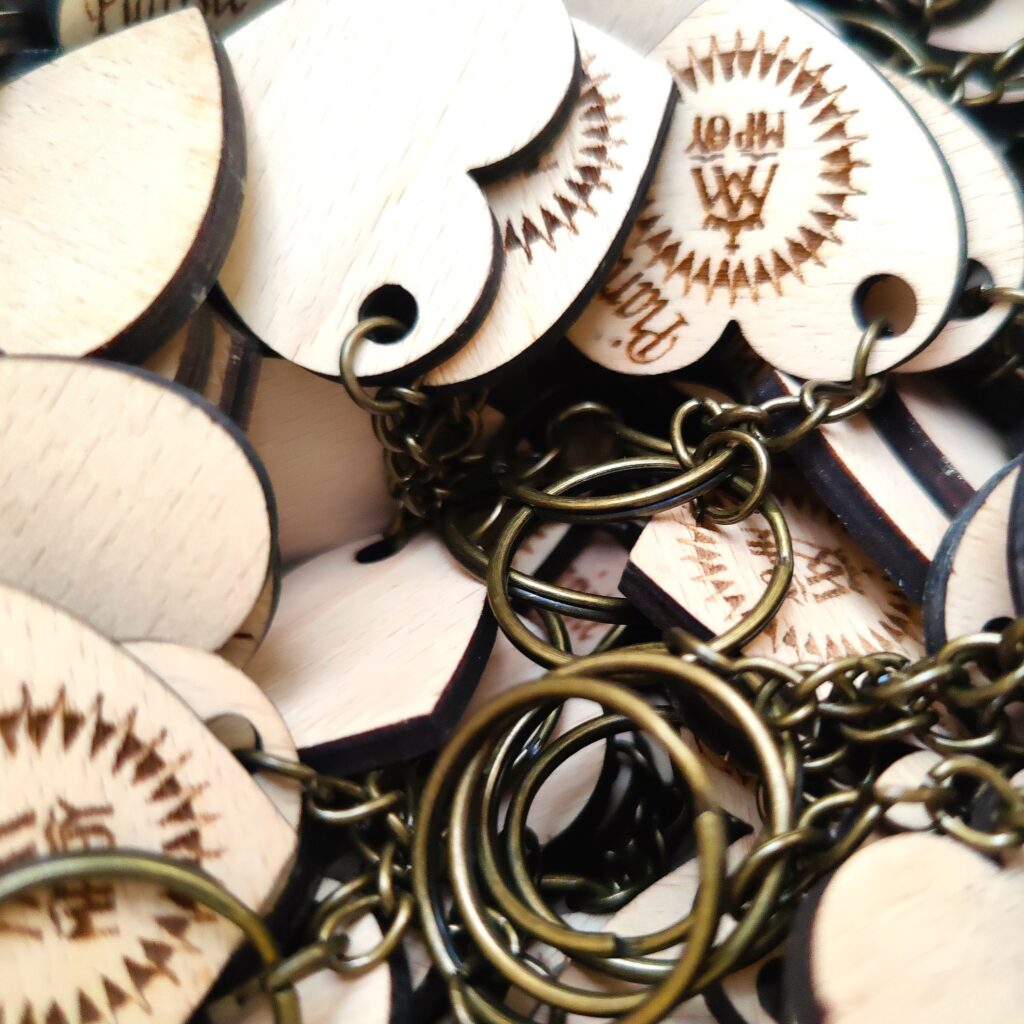 Gravírované klíčenky na míru - klíčenky s vlastním motivem - srdce - klíčenky s vlastním logem - pro firmu - Piaristé