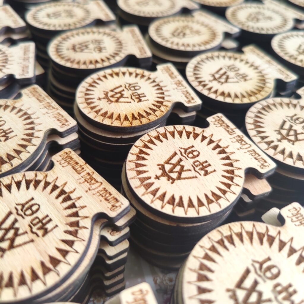 Gravírovaný magnet na míru - magnety s vlastním motivem - Piaristé