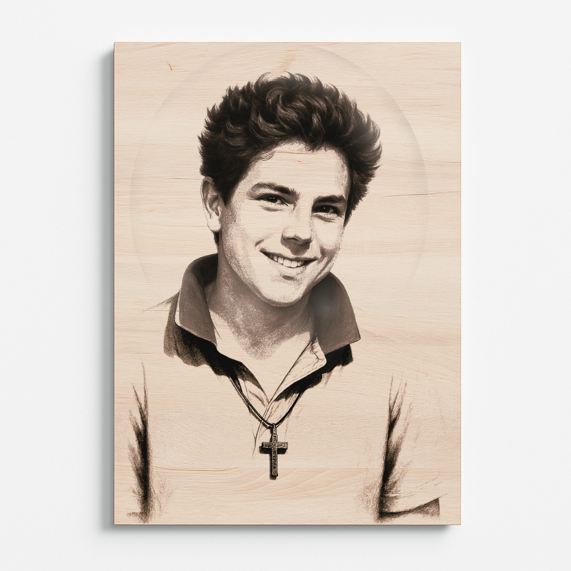 Obraz sv. Carla Acutise gravírovaný do bukové překližky, čelní pohled na detailní černobílý portrét s křížkem na krku.