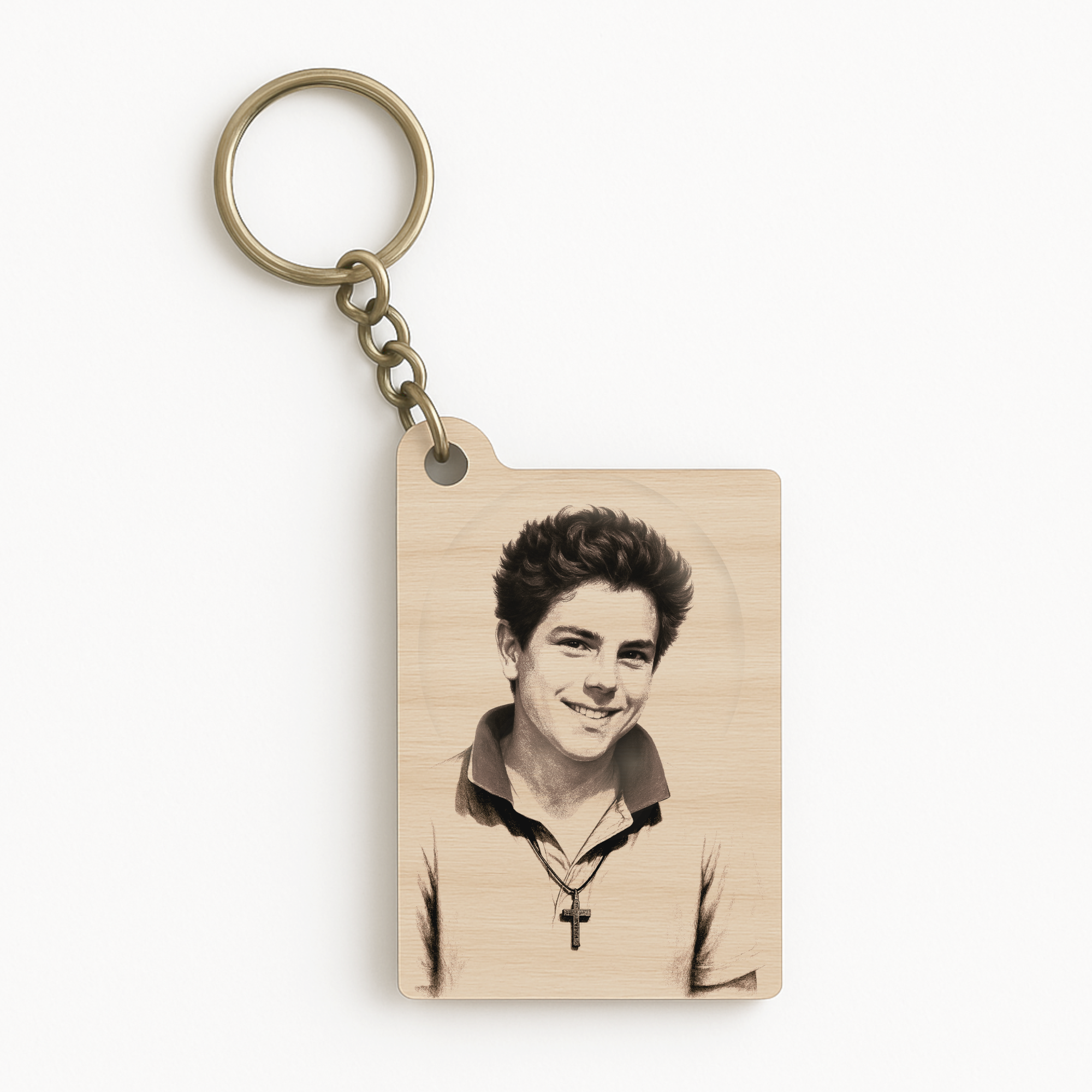 Klíčenka z bukového dřeva s vyrytým portrétem sv. Carla Acutise a křížkem, praktický doplněk s duchovním motivem.