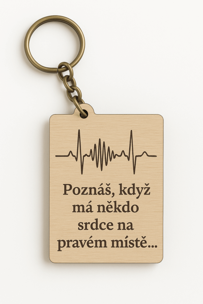 Dřevěná klíčenka s gravírováním tepu a citátu „Poznáš, když má někdo srdce na pravém místě“ – ideální dárek od srdce.