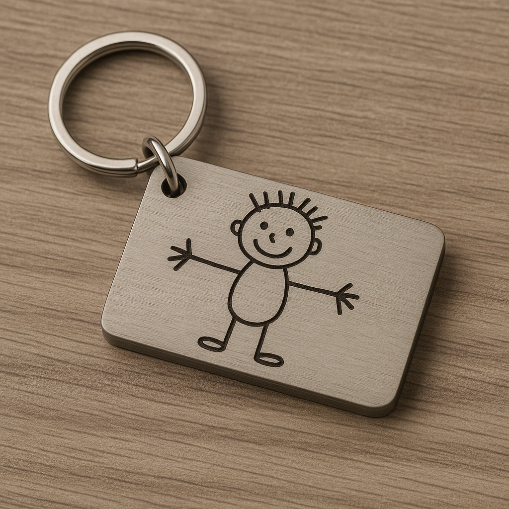 Originální kovová klíčenka s gravírováním dětské kresby – personalizovaný dárek podle obrázku dítěte.