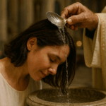 Detailní záběr zachycuje křest dospělé ženy v katolickém kostele. Žena má skloněnou hlavu nad kamennou křtitelnicí, po vlasech jí stéká proud vody, kterou jí na temeno jemně lije kněz ze stříbrné mušle. Na pozadí je vidět oltář, svíce a zlaté světlo, které dopadá na její vlhké vlasy a zvýrazňuje klidný, odevzdaný výraz víry a vnitřního pokoje.