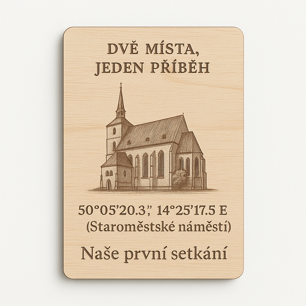 Personalizovaná dřevěná destička se souřadnicemi a gravírovaným kostelem – vzpomínka na první setkání.