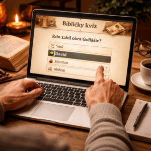 Osoba sedící u počítače vyplňuje online biblický kvíz na biblické postavy.