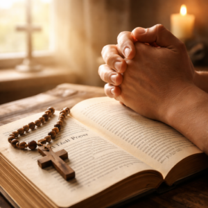 Modlící se ruce nad otevřenou Biblí s růžencem a zapálenou svící v teplém světle, symbolizující křesťanskou modlitbu a rozjímání.