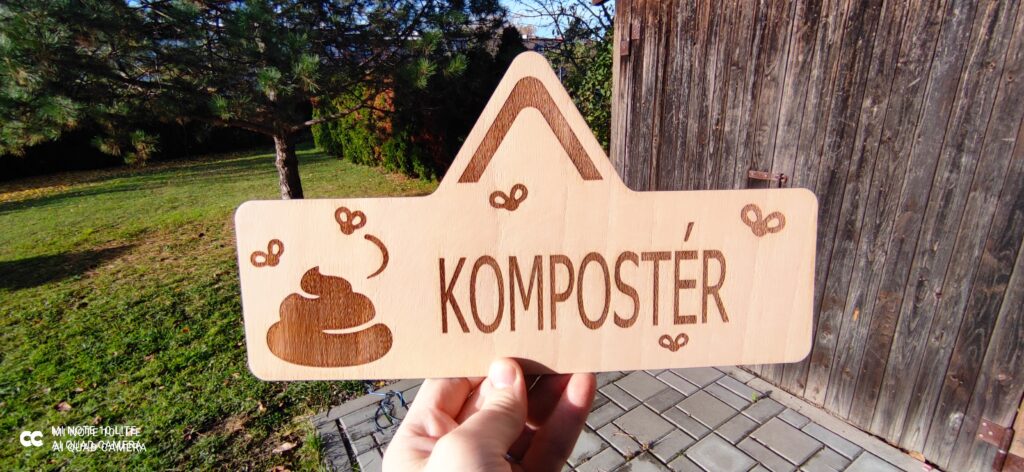 Dřevěná cedule Kompostér s gravírovaným motivem kompostu a šipkou, vyrobená z bukové překližky