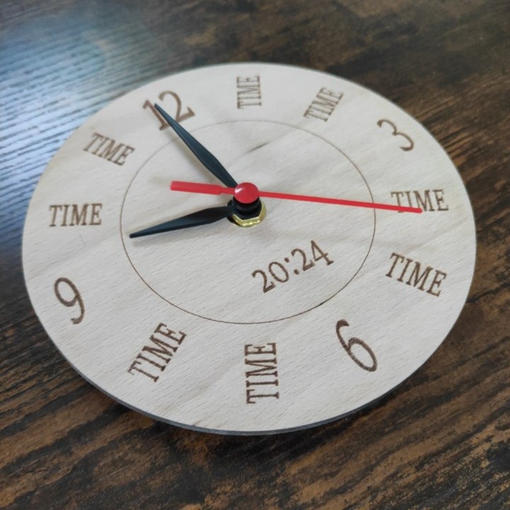 Gravírované nástěnné hodiny