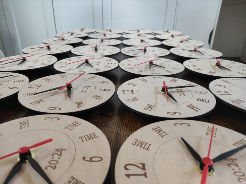 Gravírované nástěnné hodiny