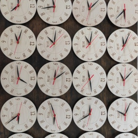 Gravírované nástěnné hodiny