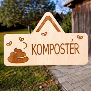 Dřevěná cedule Kompostér s gravírovaným motivem kompostu a šipkou, vyrobená z bukové překližky