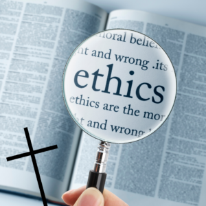 Lupa zvětšuje slovo „ethics“ na stránce otevřené knihy, v popředí je ruka držící lupu a vlevo dole černý křesťanský kříž. Obrázek symbolicky propojuje etiku, křesťanství a odborné zkoumání morálních otázek.