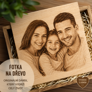 Gravírovaná rodinná fotografie na bukovém dřevě v dárkové krabičce – detailní laserové gravírování portrétu rodičů s dítětem, originální fotka na dřevo jako trvalý a osobní dárek, který vydrží celý život