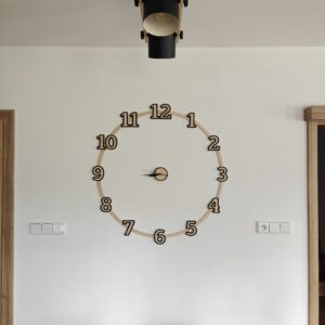 Dřevěné nástěnné hodiny na míru z březové překližky s černými čísly a minimalistickým designem