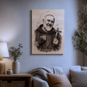 dřevěný obraz svatý Padre Pio na stěně v obýváku jako duchovní dekorace a připomínka modlitby