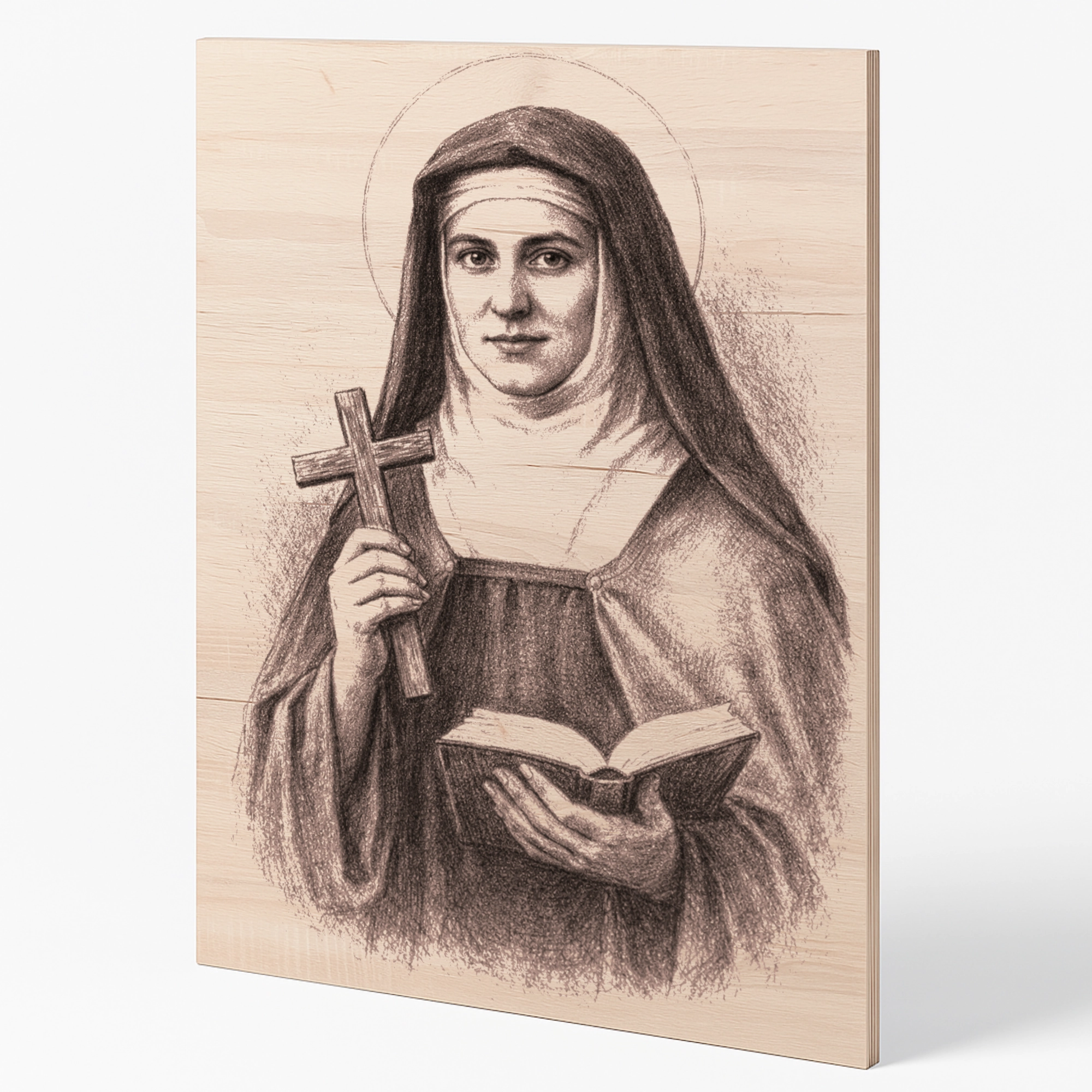 Gravírovaný dřevěný obraz svaté Edith Stein z bukové překližky v jemném sépiovém provedení, zobrazený ze šikmého úhlu. Světice drží kříž a otevřenou knihu, detailní kresba zvýrazňuje strukturu dřeva i hloubku gravírování.