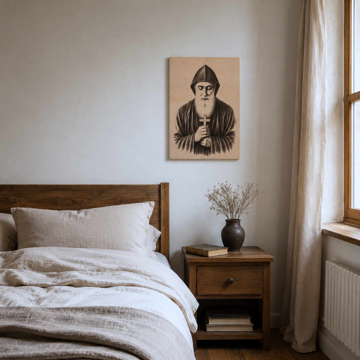 Dřevěný obraz svatého Charbela v moderní ložnici, laserově gravírovaný portrét světce s křížem na světlém dřevě, křesťanská dekorace do domácnosti, katolický obraz do ložnice, duchovní doplněk interiéru s přírodní atmosférou