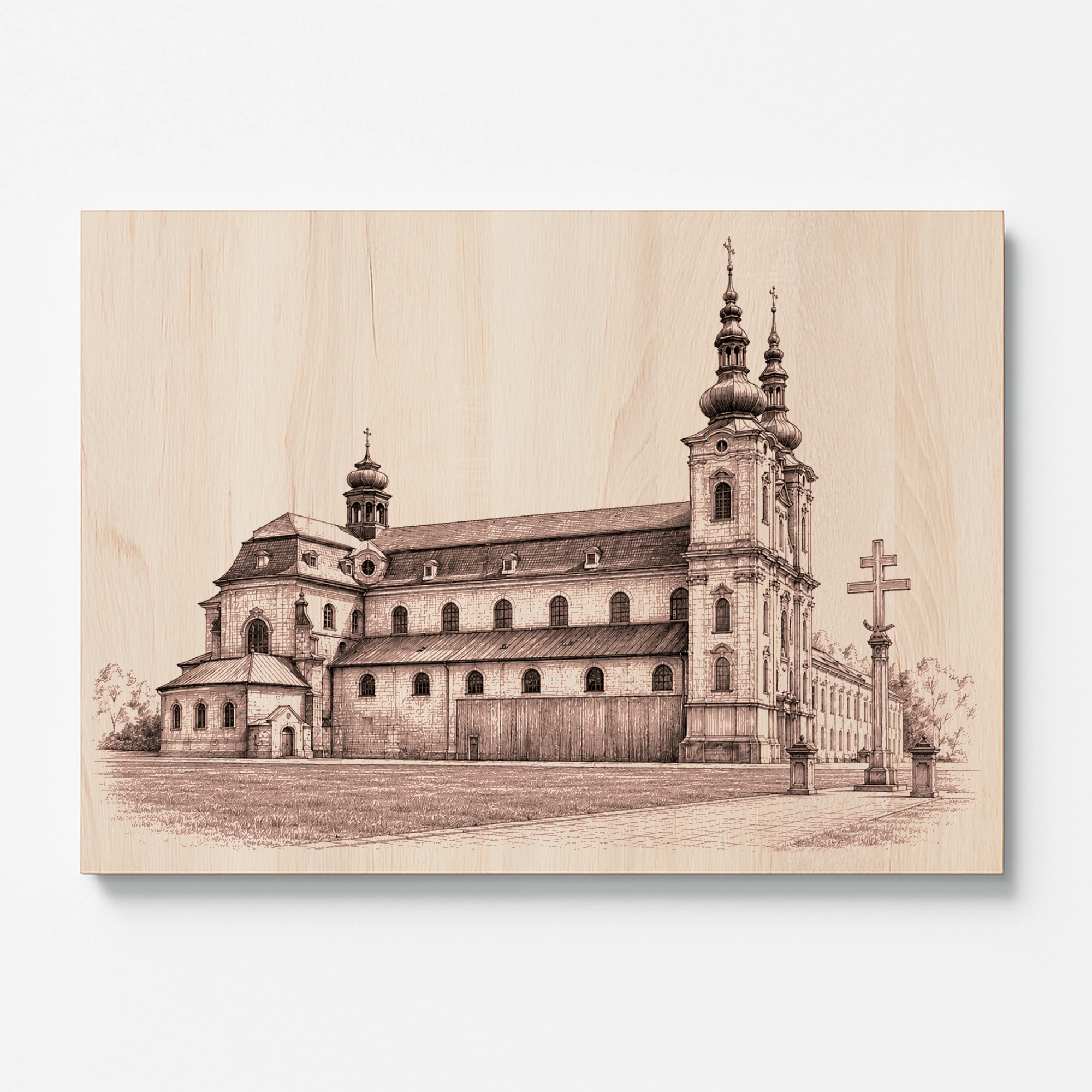 Detail gravírovaného dřevěného obrazu baziliky Velehrad – precizní laserové gravírování sakrální architektury na přírodním dřevě.