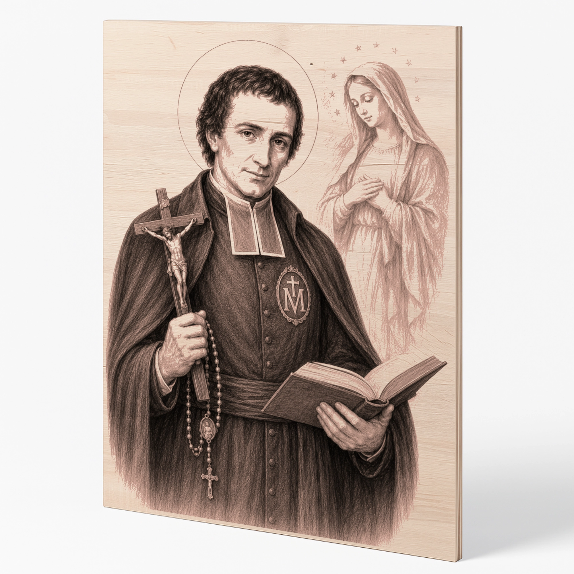Laserem gravírovaný dřevěný obraz sv. Ludvíka Marie Grigniona z Montfortu vyrobený z bukové překližky. Šikmý pohled zdůrazňuje hloubku gravírování, přirozenou kresbu dřeva i jemné detaily oděvu, krucifixu a růžence. V pozadí se nachází něžné vyobrazení Panny Marie, která podtrhuje mariánskou spiritualitu světce. Vhodná sakrální dekorace do domácnosti, kaple i modlitebního koutku.