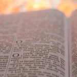 Detail otevřené anglické Bible s osvětleným textem žalmu