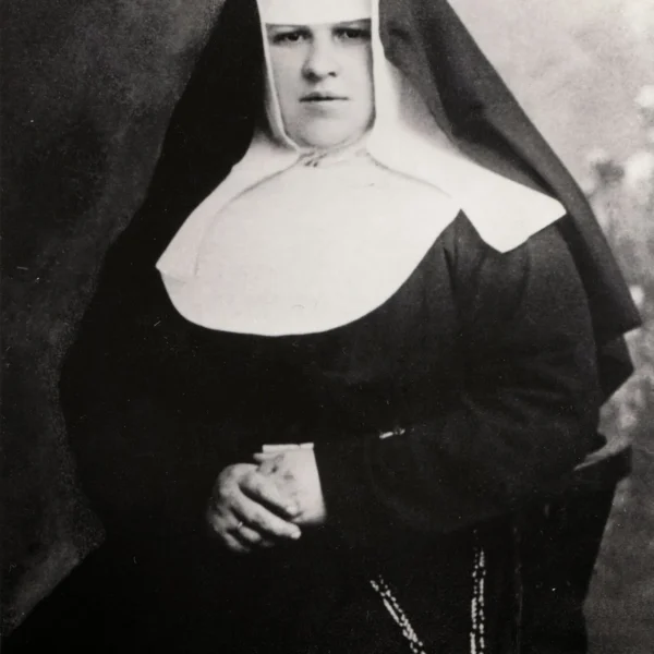 Historický portrét řeholnice a zdravotní sestry Marie Restituty Kafkové kolem roku 1919