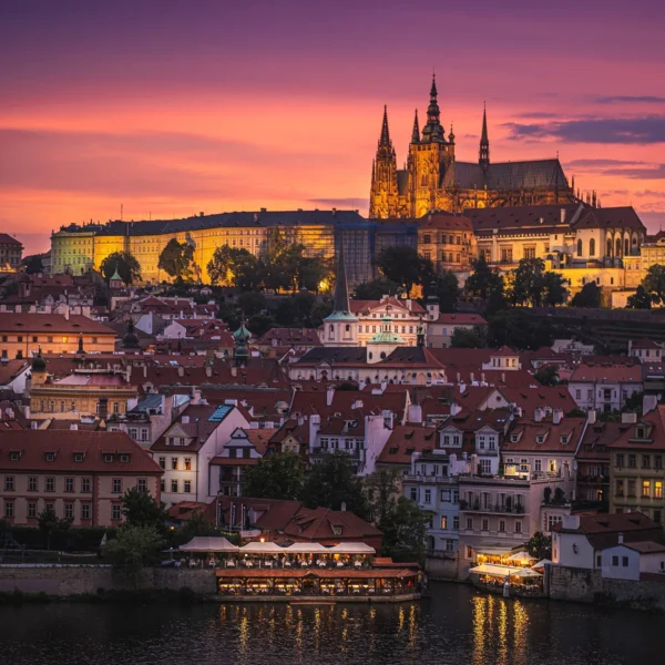 Pražský hrad s katedrálou svatého Víta za růžového soumraku