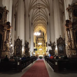 Eucharistická adorace po večerní mši v kostele svaté Doroty ve Vratislavi
