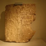 Kamenný fragment s latinským nápisem připisovaným Pontiu Pilátovi