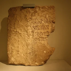 Kamenný fragment s latinským nápisem připisovaným Pontiu Pilátovi
