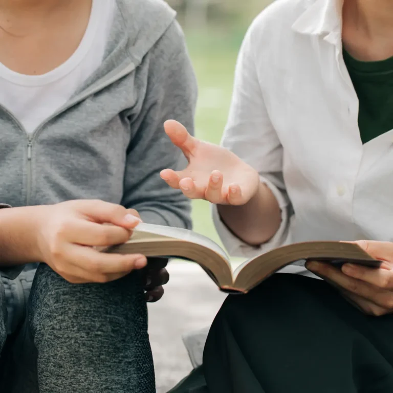 Dvě ženy společně čtou a rozebírají Bibli