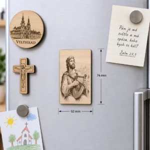 Dřevěný magnet A8 s motivem krále Davida na chladničce mezi dřevěným křížem, obrázkem poutního místa a žalmem, rozměr 52 × 74 mm