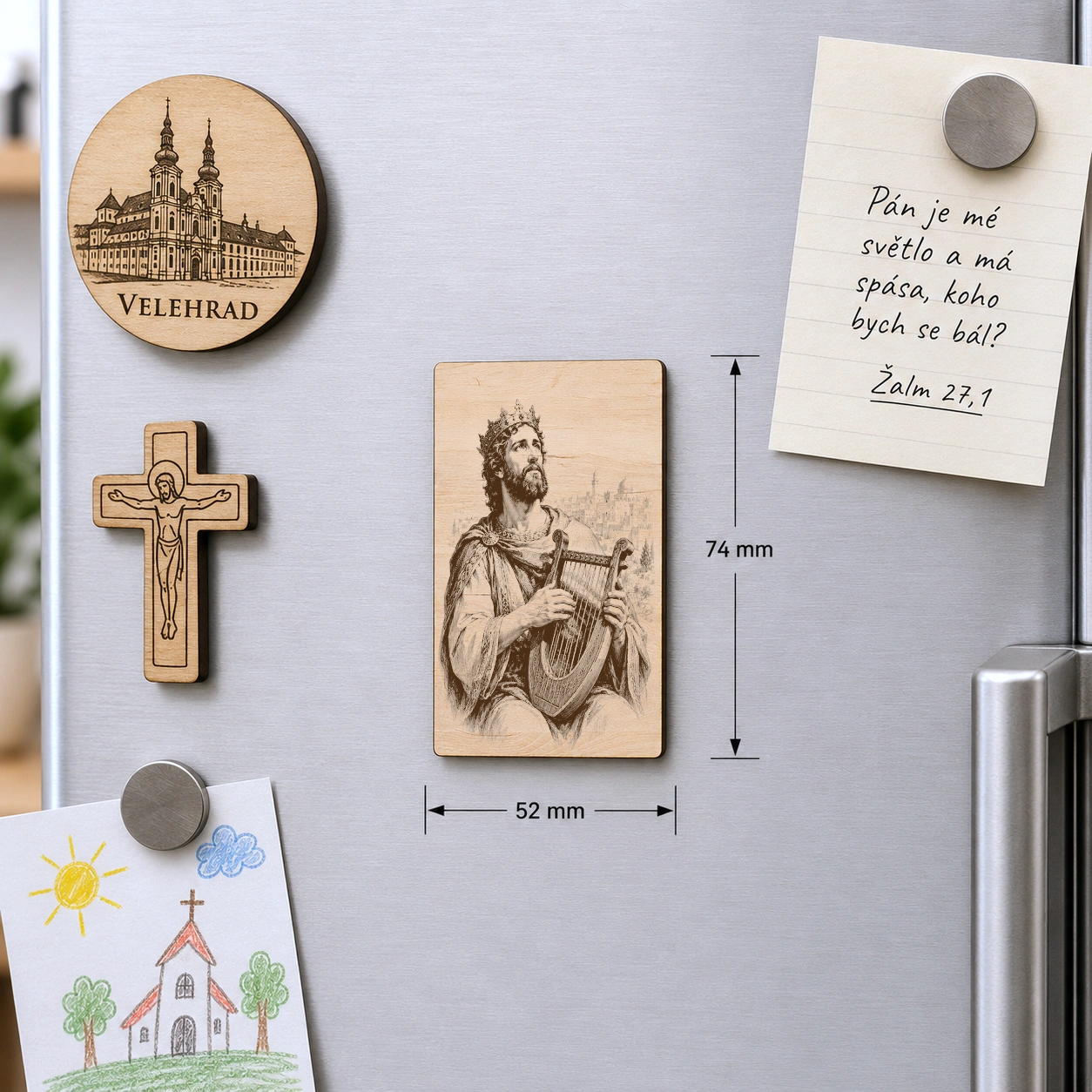 Dřevěný magnet A8 s motivem krále Davida na chladničce mezi dřevěným křížem, obrázkem poutního místa a žalmem, rozměr 52 × 74 mm