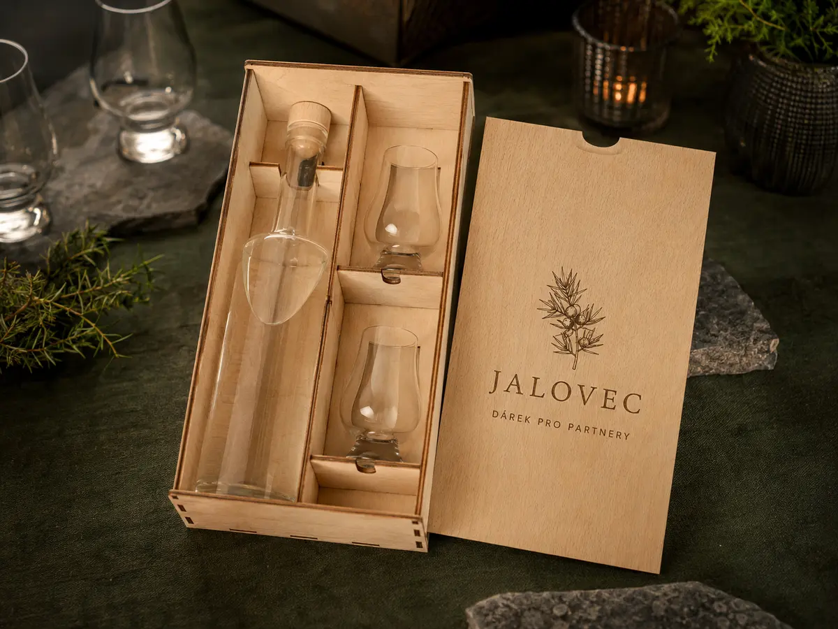 Dřevěná dárková krabice pro partnery Dárková krabice z bukové překližky na lahev a dvě sklenice s gravírovanou značkou