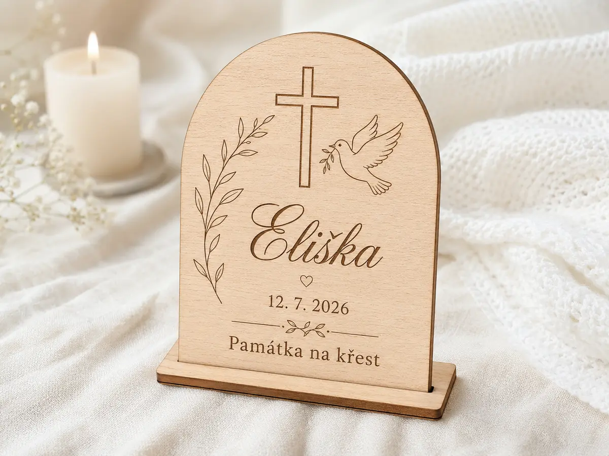 Dřevěná památka na křest Památka na křest se jménem Eliška, datem, křížem a holubicí na bukové překližce