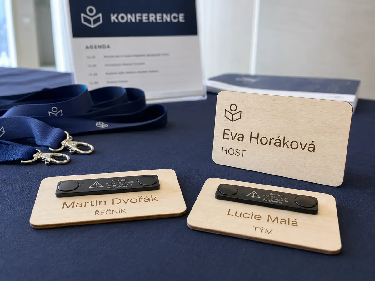 Dřevěné konferenční jmenovky Magnetické konferenční jmenovky se jménem a rolí z 3mm březové překližky