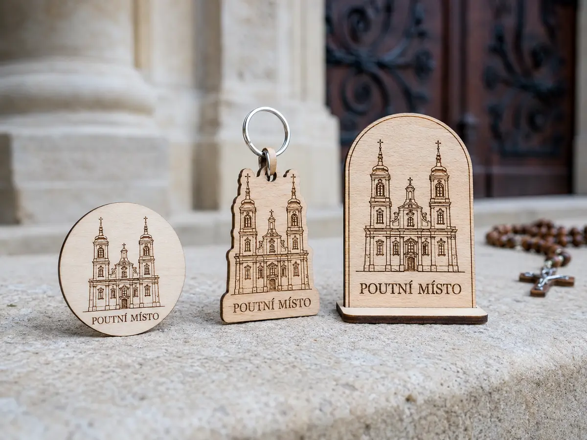 Poutní suvenýry s motivem kostela Dřevěný magnet, klíčenka a plaketa s laserovým gravírem poutního kostela