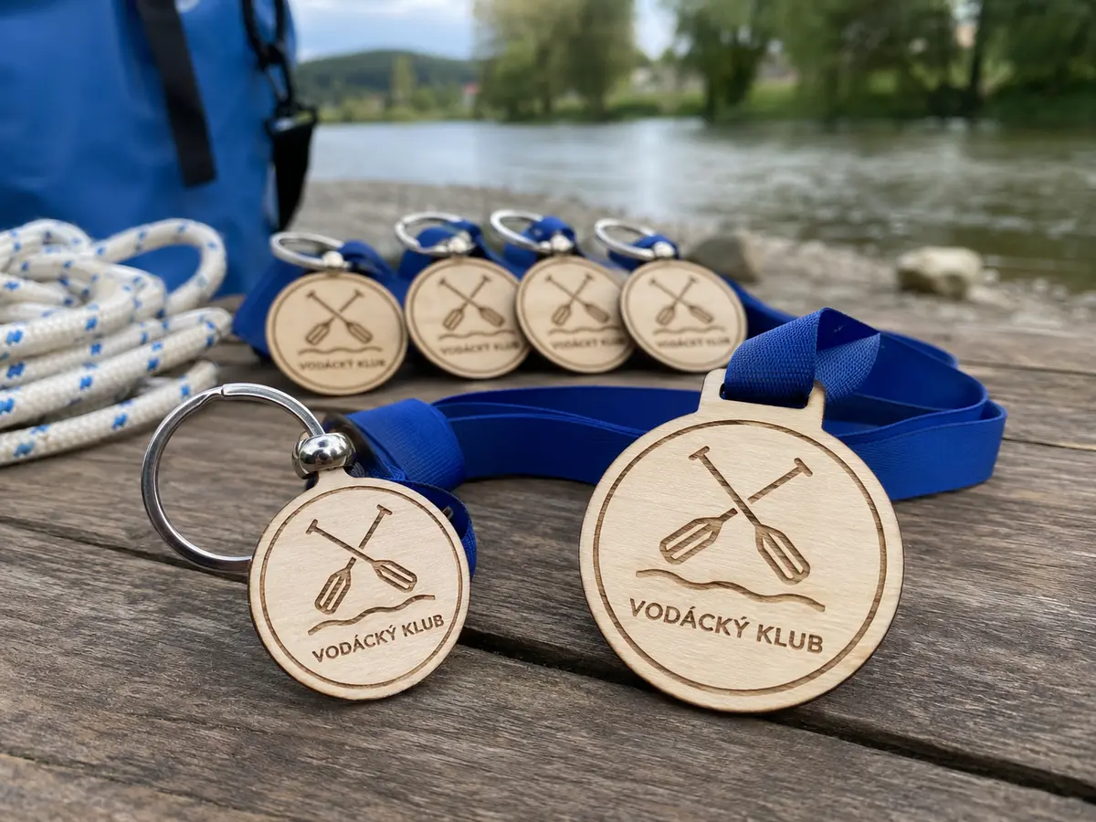 Klubové klíčenky a medaile Dřevěné klíčenky a medaile Vodácký klub s pádly a modrými stuhami