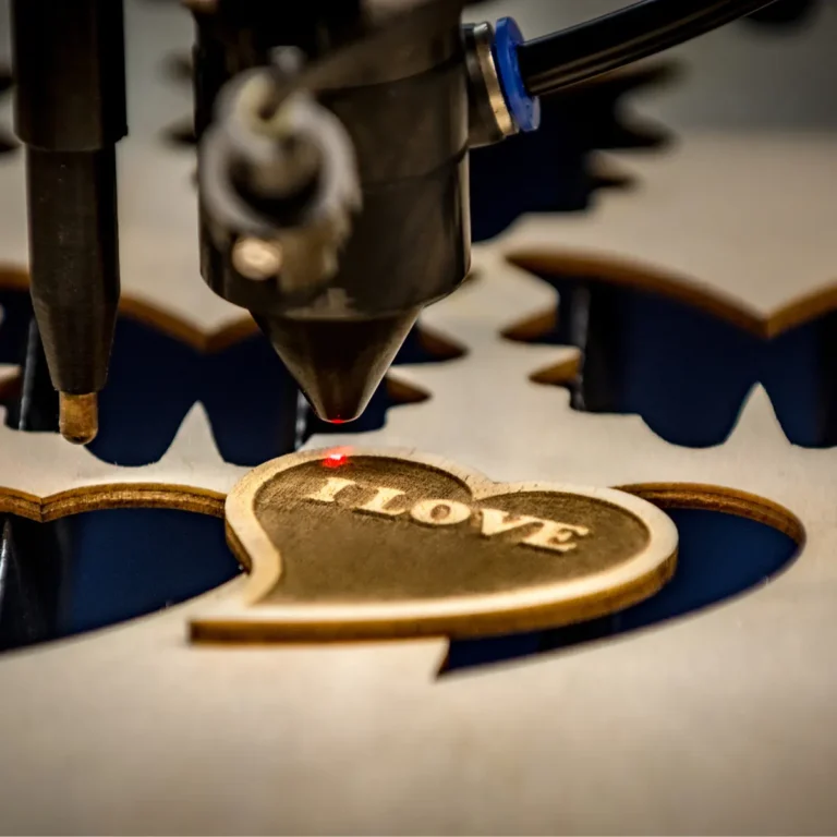 Laser gravírující motiv do dřevěného srdce