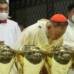 Arcibiskup při mši Missa chrismatis žehná nádoby s posvátnými oleji