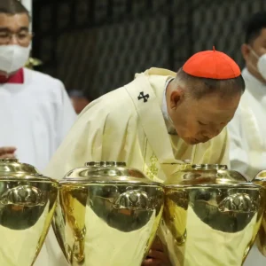 Arcibiskup při mši Missa chrismatis žehná nádoby s posvátnými oleji