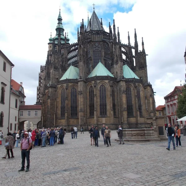 Východní průčelí katedrály svatého Víta s návštěvníky na nádvoří