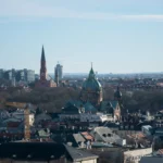Panorama Mnichova s věžemi a kupolí kostela svatého Lukáše